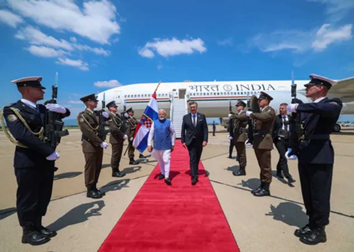 कनाडा के बाद पीएम मोदी पहुंचे क्रोएशिया, प्रधानमंत्री आंद्रेज प्लेंकोविक का जताया आभार कनाडा के बाद पीएम मोदी पहुंचे क्रोएशिया, प्रधानमंत्री आंद्रेज प्लेंकोविक का जताया आभार